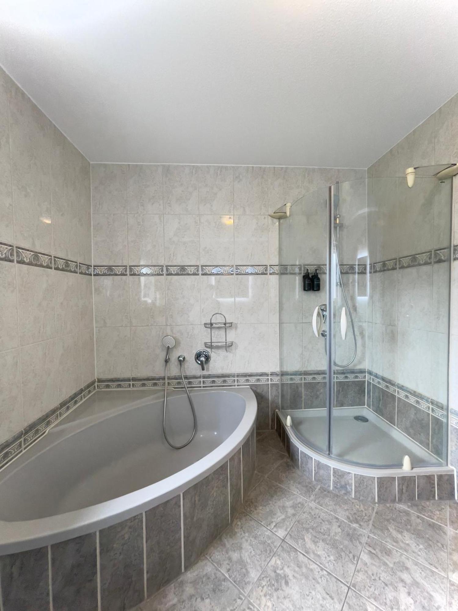 110Qm - 4 Zimmer - Privat Parkplatz - Zentral - Balkon - Mallibase Apartments Kassel Exterior foto